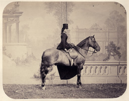 Cavalière en amazone c1860