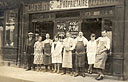 Paris - Changement de propriétaire d'un café-liqueurs vers 1900 - Toute utilisation et droit réservés par © Photothèque Ducatez