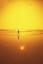 Homme courant sur une plage