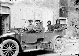 Voiture découverte et passagers c1910